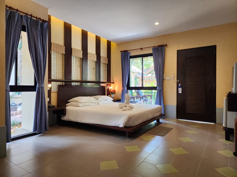 Villa Garden View | Desk, bed sheets