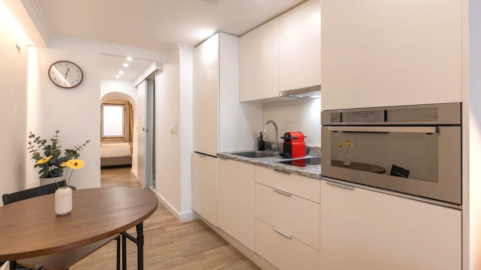 Enjoy cooking in this sleek, space-savvy kitchen that blends function with clean design.
#ModernKitchen #SmartDesign #UrbanLiving #Portugal #Lisbon