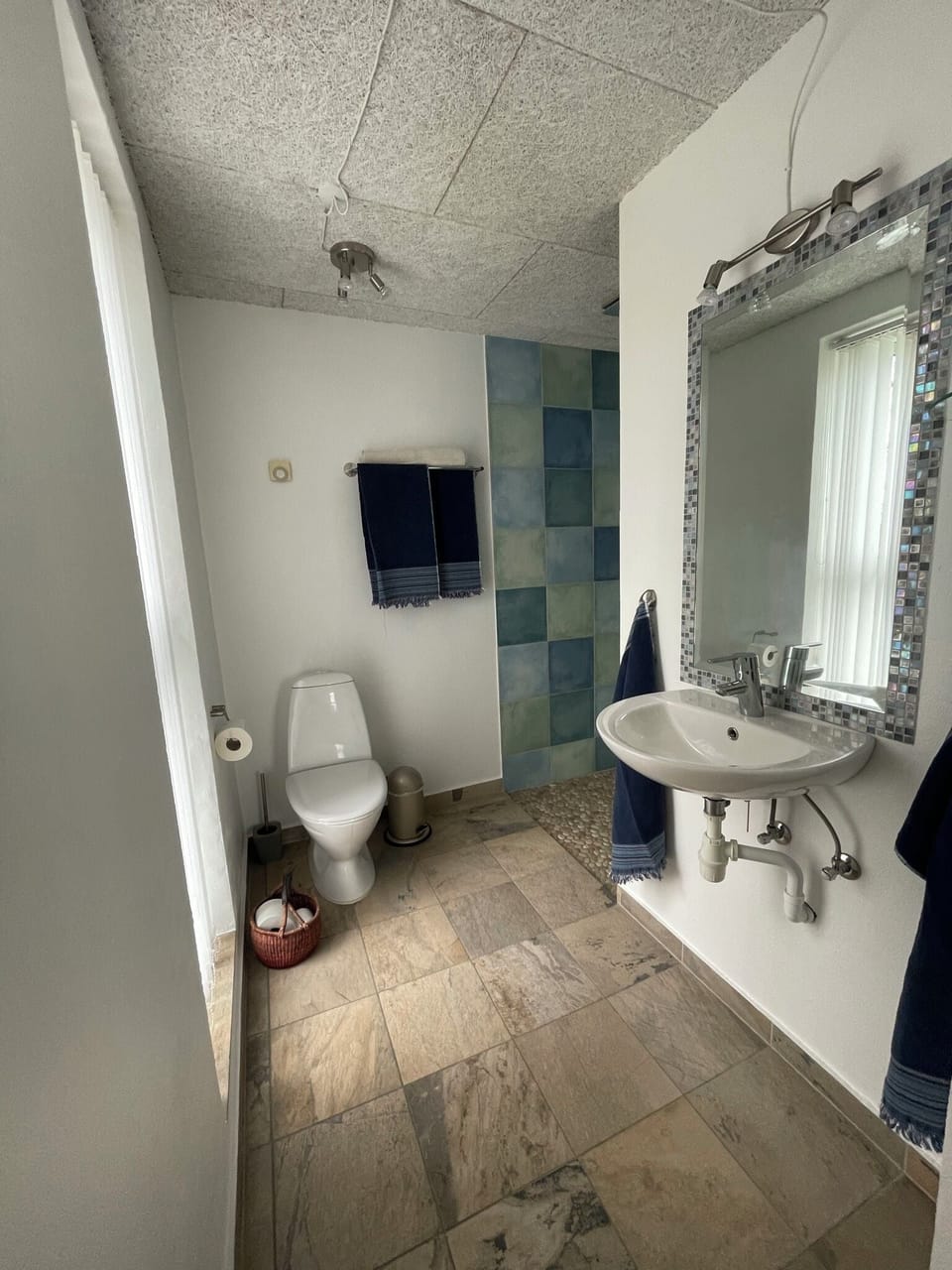 Twin Room, Garden View | Bathroom | Shower, free toiletries, hair dryer, towels