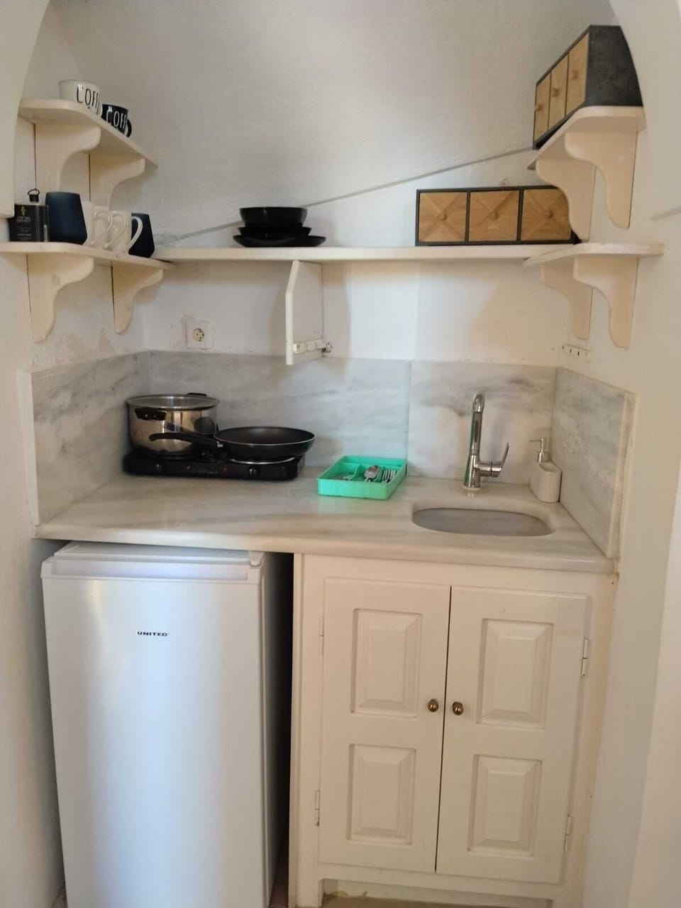 Classic Studio Suite, 1 Queen Bed, Non Smoking, Pets Allowed | Private kitchen