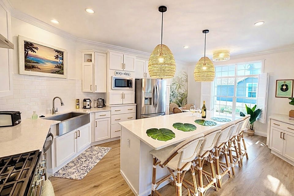 Enjoy meals in this bright, tropical-inspired dining nook with beautiful natural light and stylish decor—perfect for slow mornings, coffee chats, or a cozy dinner indoors.