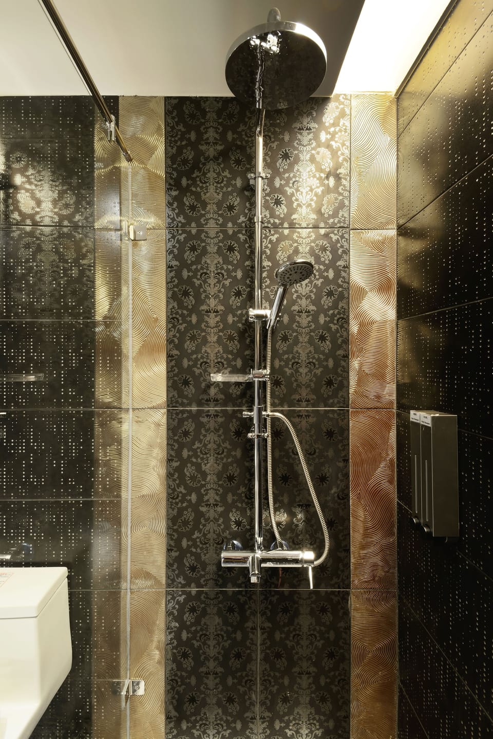 Design Suite | Bathroom | Shower, hair dryer, slippers, towels