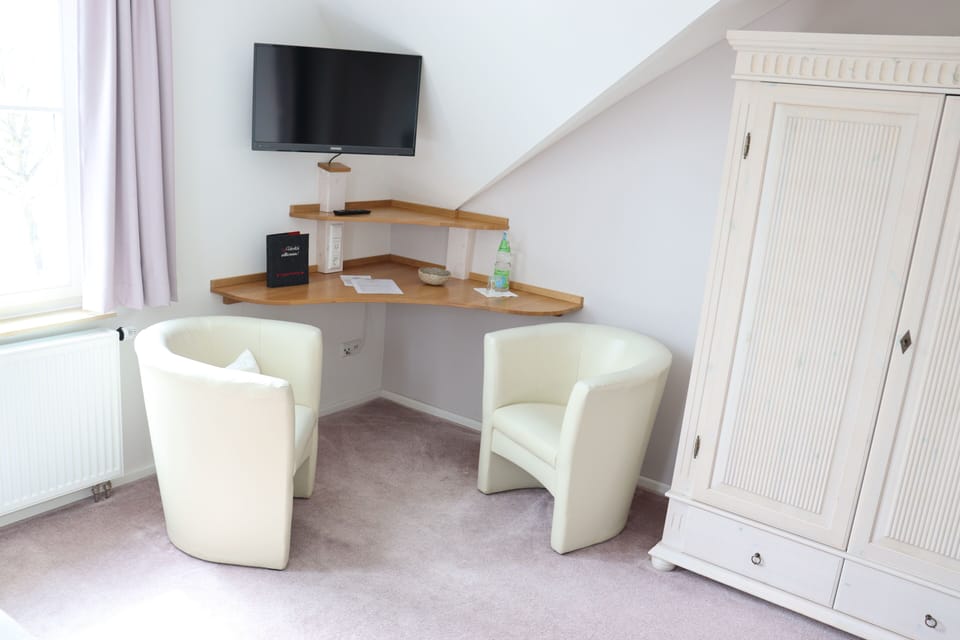 Double Room (Obergeschoss) | Living area | Flat-screen TV