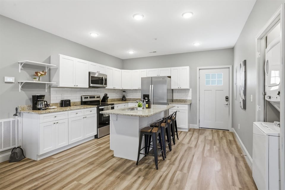 Open the fridge, grab what you need, and settle into the rhythm of the space. Clean, modern, and ready to go—this kitchen makes it easy to cook, connect, and enjoy every part of your stay.