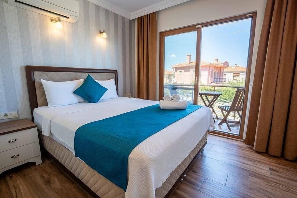 Standard Room With Sea View | Minibar, desk, blackout drapes, WiFi (free)