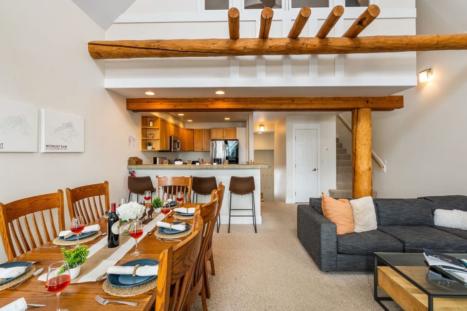 Dining area: 8 person dining table