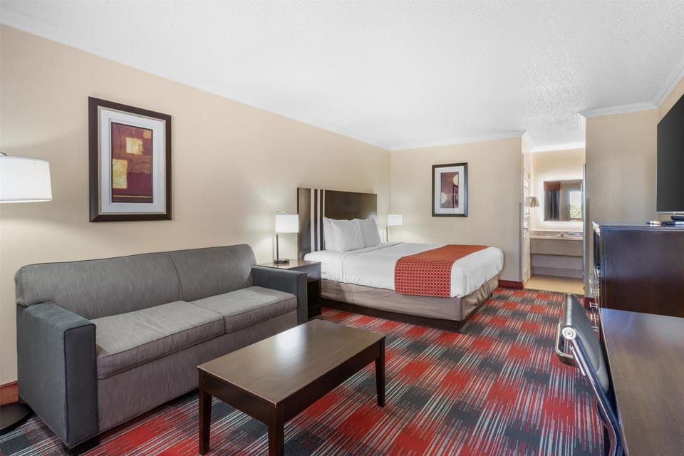 Standard Room, 1 King Bed, Non Smoking, Refrigerator & Microwave (Walk-in Shower) | Pillowtop beds, desk, laptop workspace, iron/ironing board