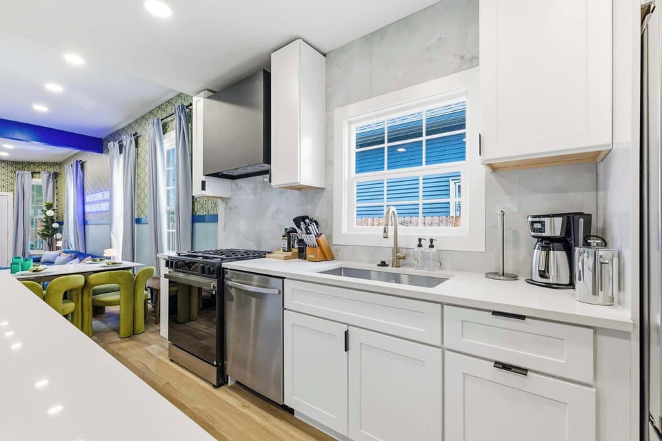 Chef’s Dream Kitchen – Fully stocked with high-end appliances and plenty of cabinetry, making cooking a breeze.
