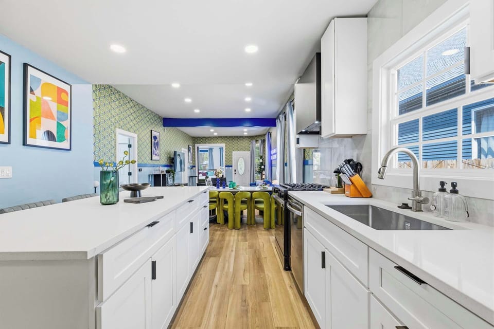 Spacious & Modern – Enjoy a well-equipped kitchen with premium appliances and ample cabinetry for all your cooking needs.
