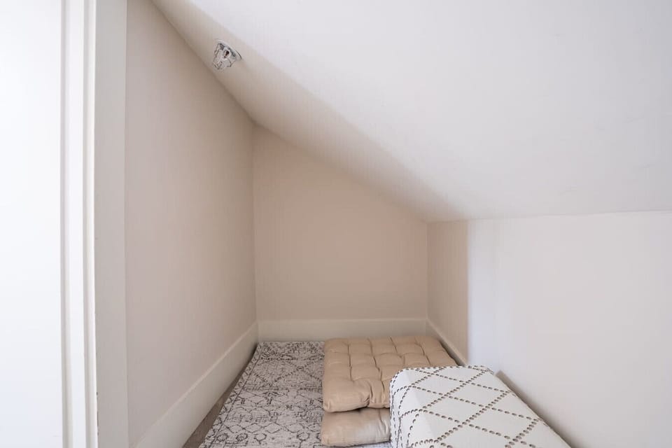 Attic Retreat: Relax and unwind in this charming loft-style escape near the heart of Vancouver!