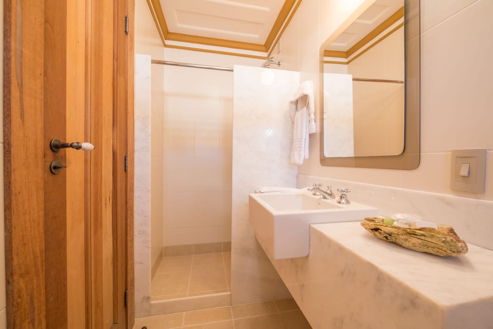 Superior Room | Bathroom | Shower, free toiletries, towels