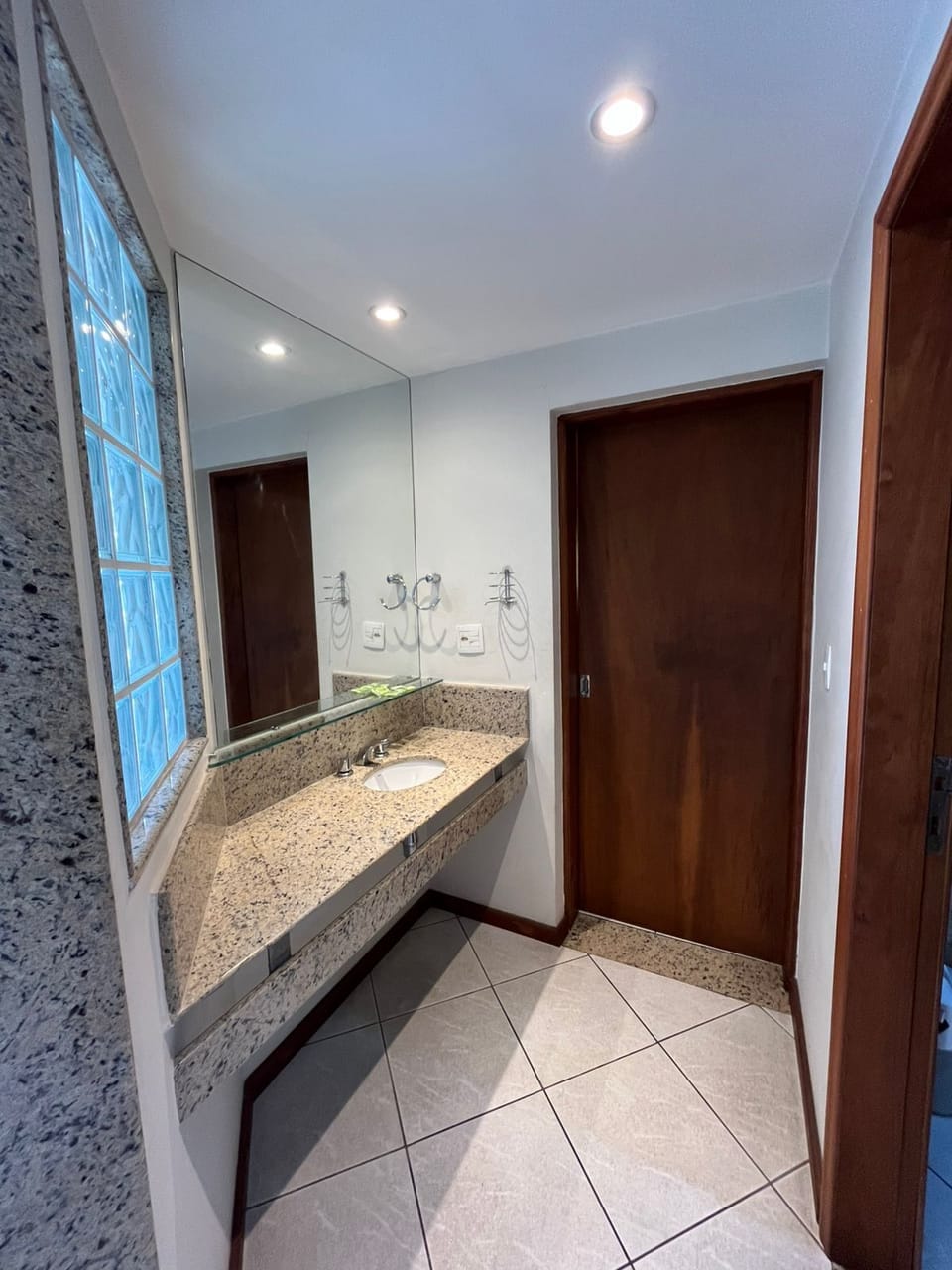 Suite | Bathroom | Shower, free toiletries, towels