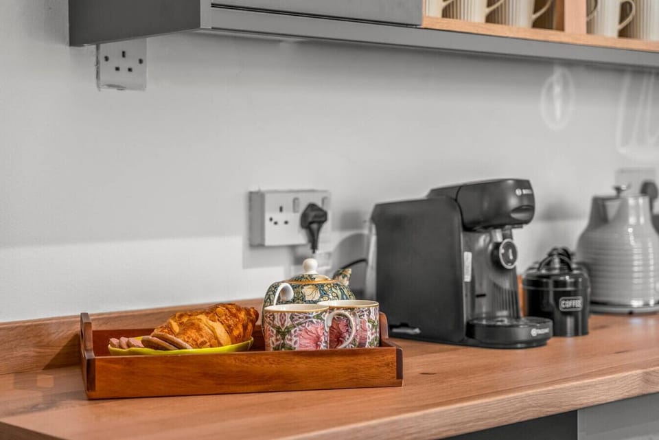 Kitchen – Dedicated coffee and tea station with basic supplies for guests.