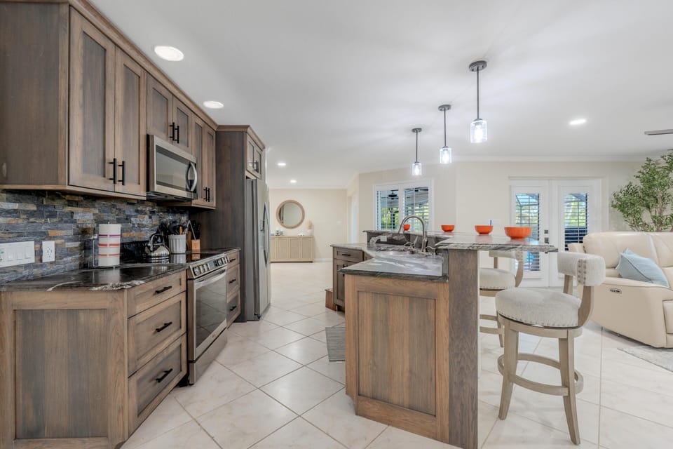 House, Multiple Beds (The Sunseeker) | Private kitchen