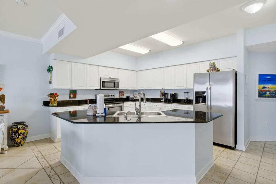 Condo, Multiple Beds (Admiral's Quarters 506) | Private kitchen