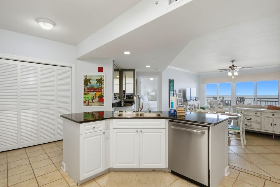 Condo, Multiple Beds (Admiral's Quarters 506) | Private kitchen