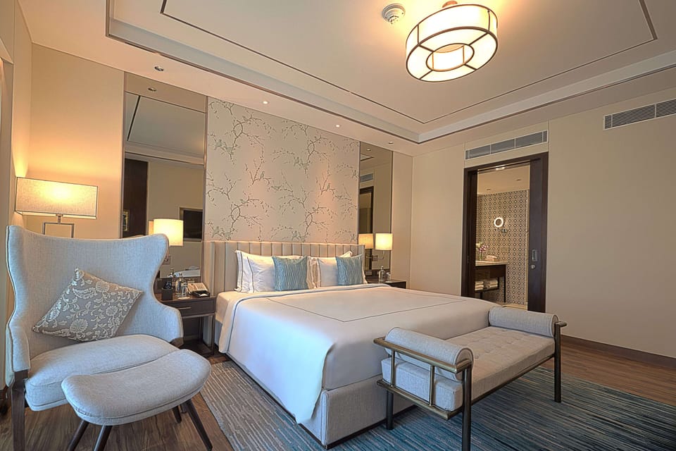 Deluxe Suite | Minibar, in-room safe, desk, blackout drapes
