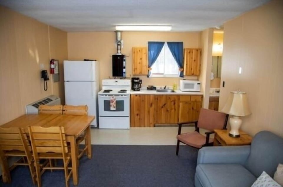 Microwave, coffee/tea maker, electric kettle, toaster