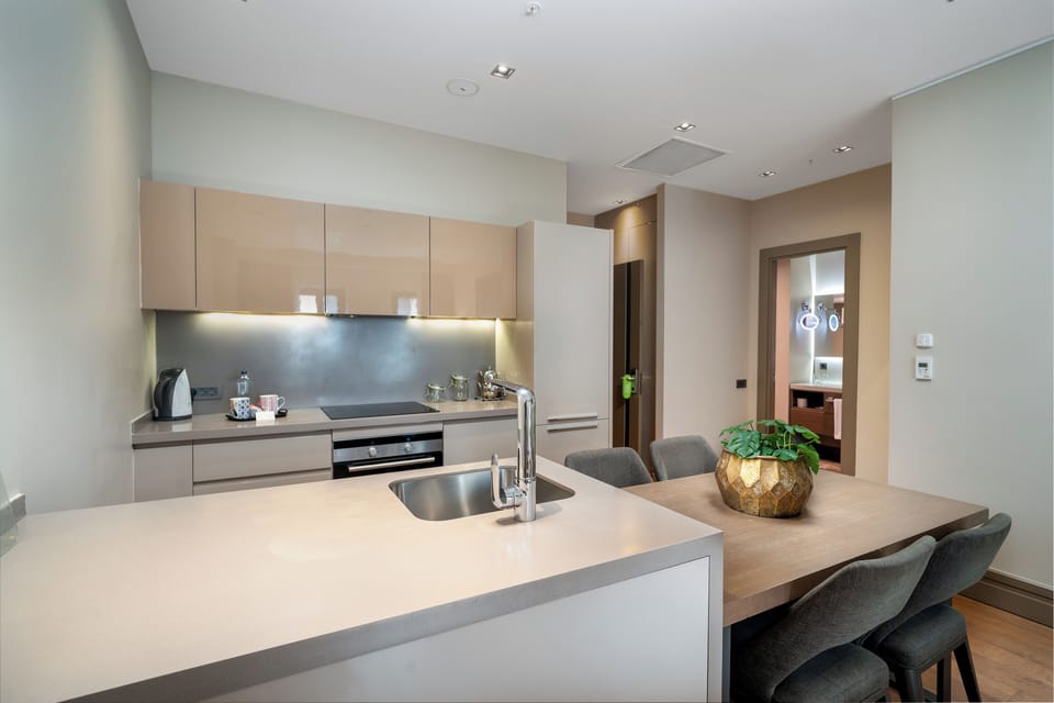 Deluxe Suite | Premium bedding, in-room safe, desk, blackout drapes