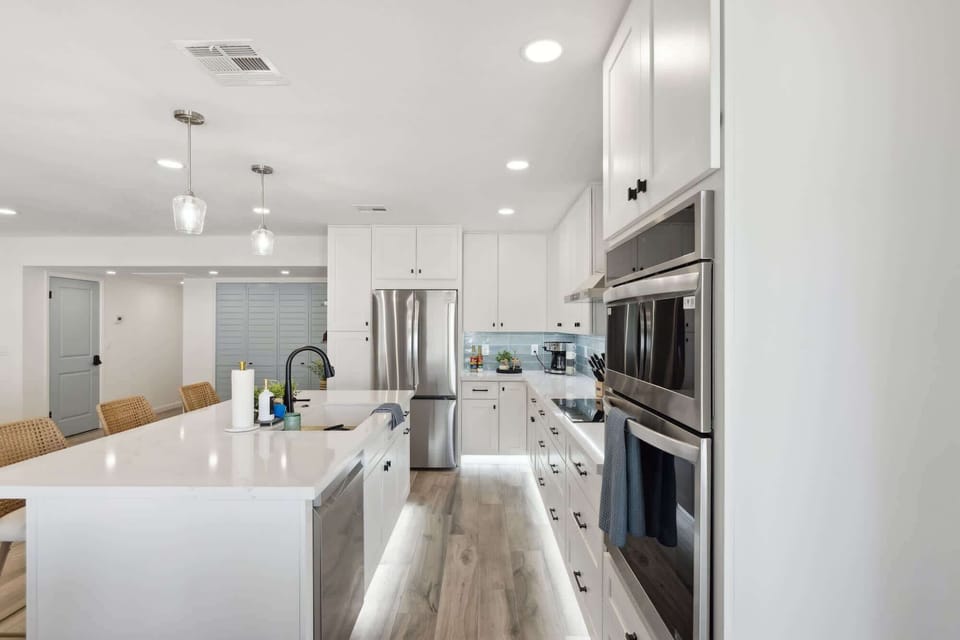 Where your inner chef meets vacation mode. Cook, chat, snack, repeat—this kitchen makes every meal a mini celebration.