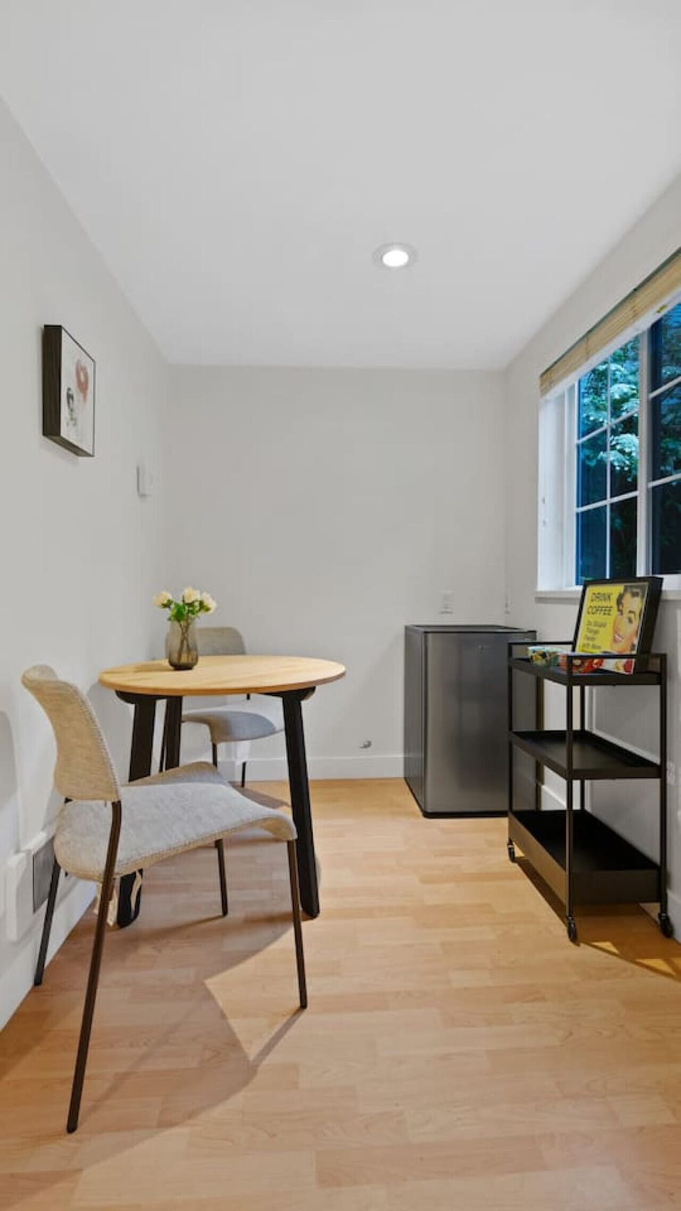 Dining Space: Bright and modern, perfect for savoring meals and enjoying casual conversations!
