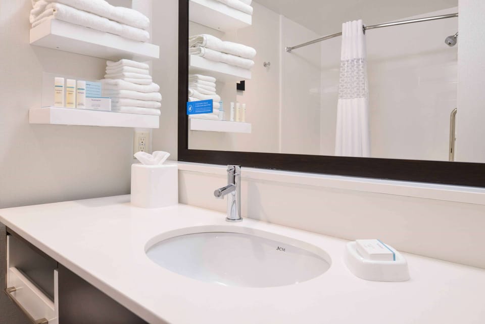 Combined shower/tub, free toiletries, hair dryer, towels