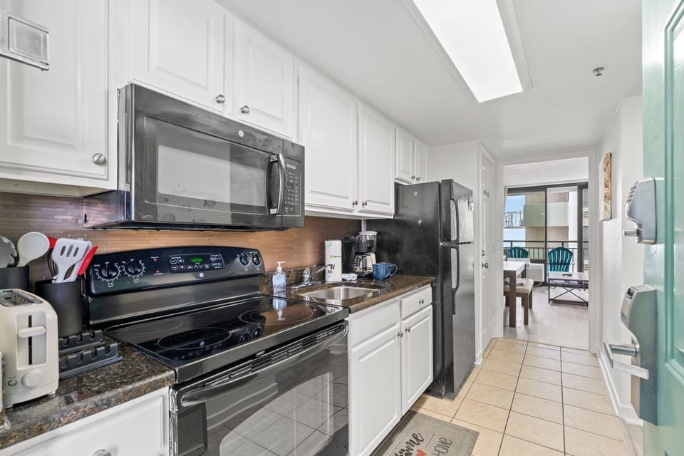 Condo, 1 Bedroom, Balcony, Partial Ocean View (1038) | Private kitchen | Fridge, microwave, oven, stovetop