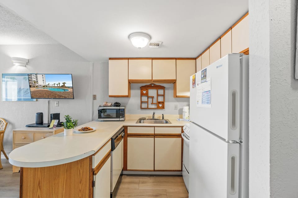 Basic Studio, 1 King Bed, Balcony, Ocean View (1106) | Private kitchen | Full-size fridge, microwave, oven, stovetop