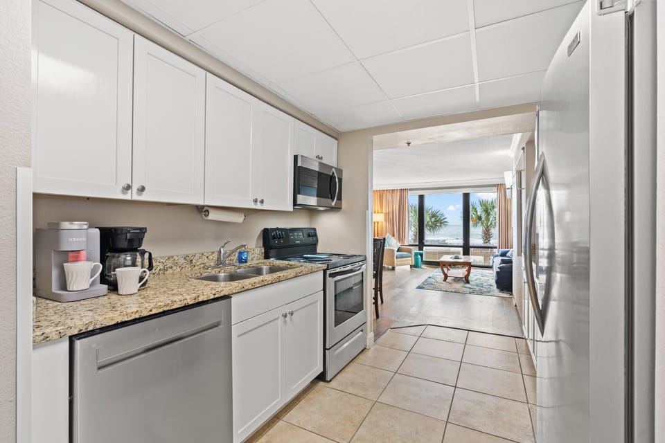 Deluxe Condo, 1 Bedroom, Balcony, Oceanfront (212) | Private kitchen | Fridge, microwave, stovetop, coffee/tea maker