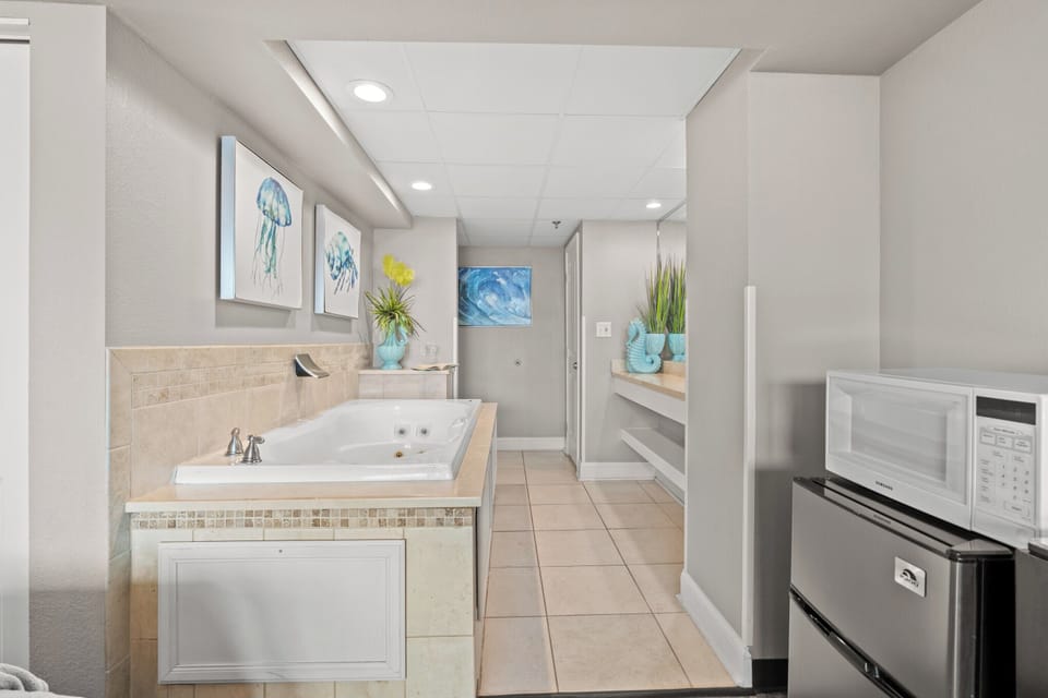Deluxe Condo, 1 Bedroom, Balcony, Oceanfront (212) | Bathroom | Combined shower/tub, towels
