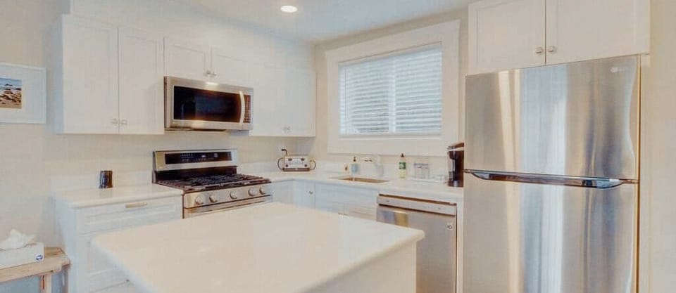 Panoramic Cottage, River View | Private kitchen | Microwave, coffee/tea maker