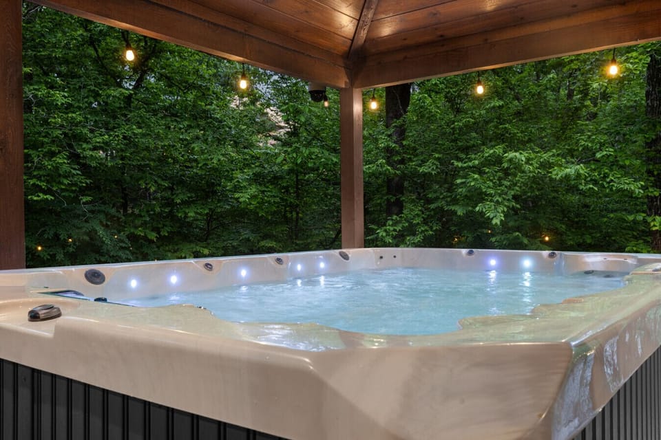 Kick back and relax in this coverd Hot tub surrounded by the serene pines - it`s the perfect spot to unwind no what the season.