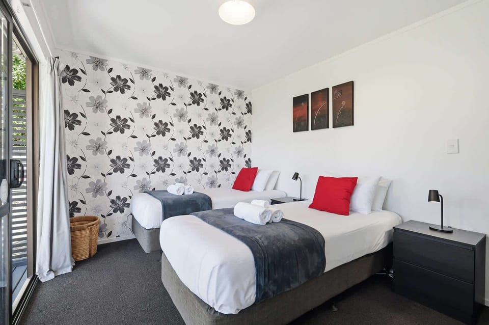 Second bedroom with twin beds