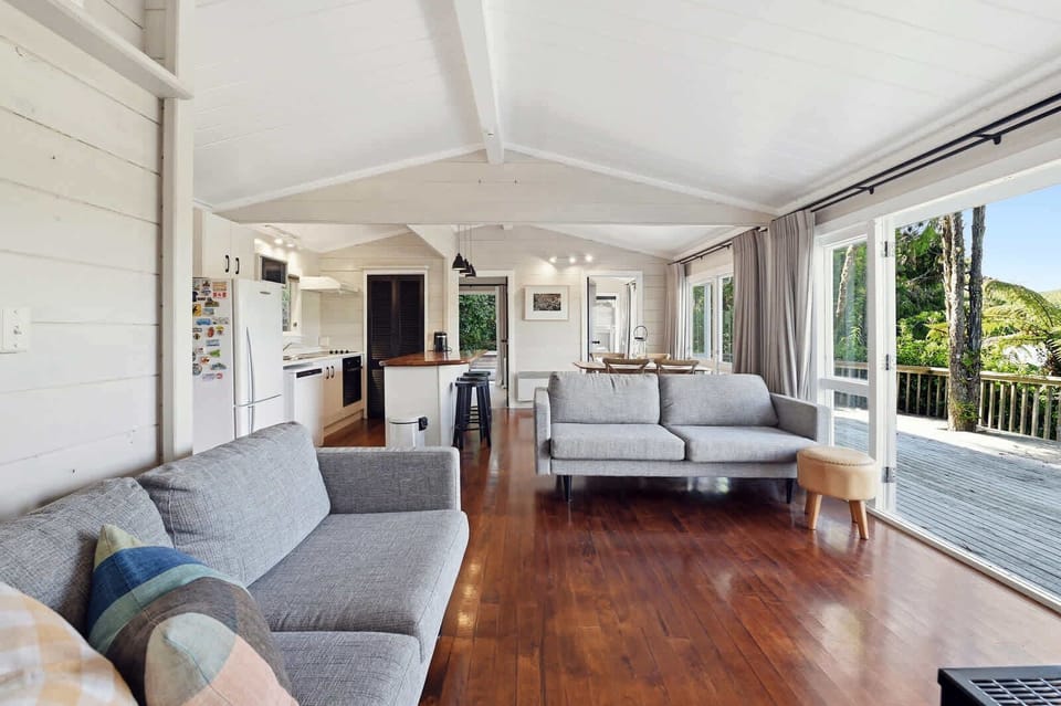 Open lounge to the deck