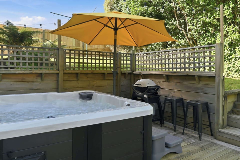 Spa pool with covered seating