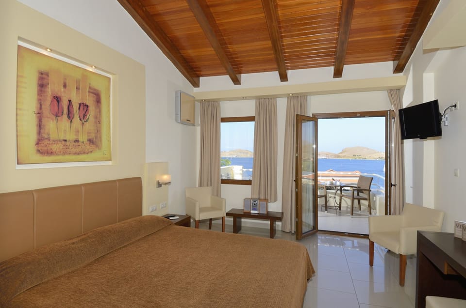 Family Suite | Minibar, soundproofing, free cribs/infant beds, rollaway beds