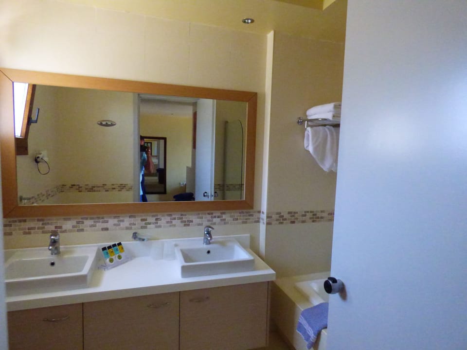 Triple Room | Bathroom | Bathtub, free toiletries, hair dryer, bathrobes