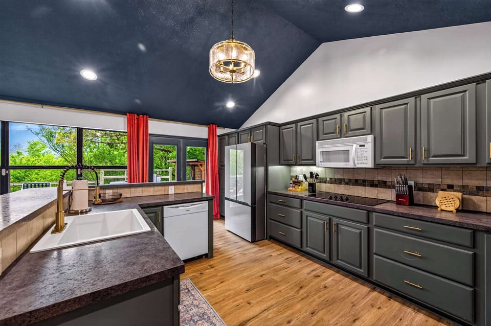 Spacious & Modern – Enjoy a well-equipped kitchen with premium appliances and ample cabinetry for all your cooking needs.
