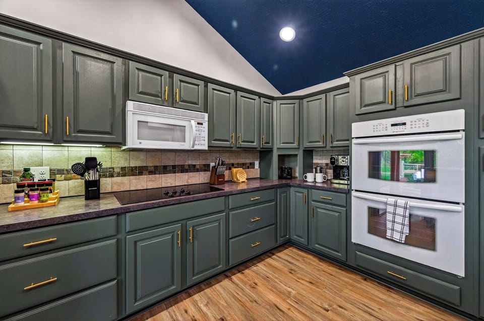 High-End & Fully Equipped – Whether you're making a quick snack or a full meal, this kitchen has everything you need with luxury appliances and plenty of storage.
