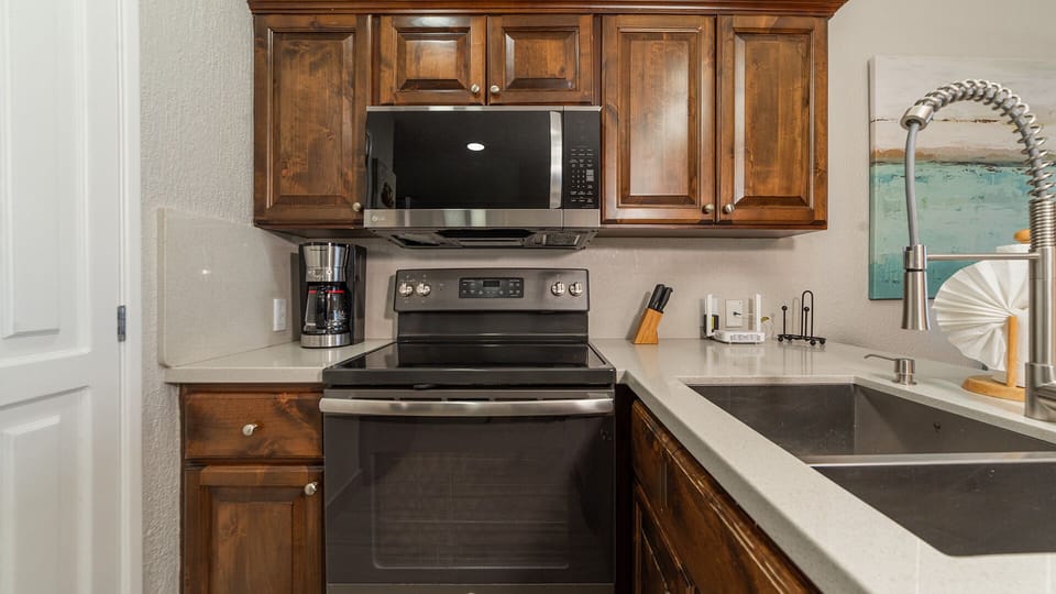 Full appliances in the kitchen.