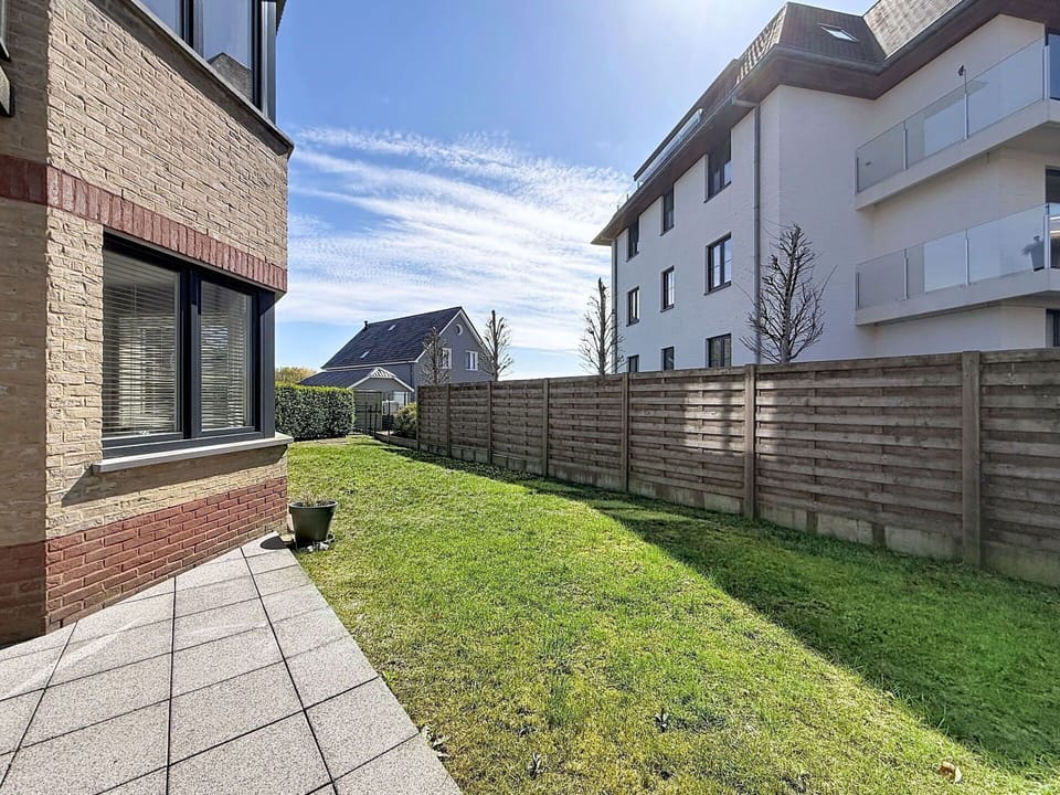 Sky, Building, Residential Area, Wall, Window, Home, Neighbourhood, House, Architecture, Roof