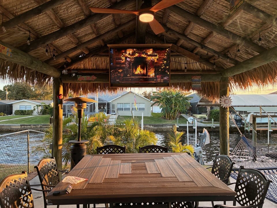 Deluxe House, Canal View | Outdoor dining