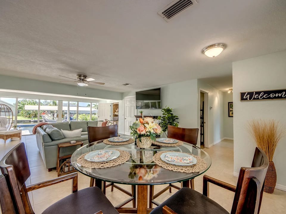 Deluxe House, Canal View | Living area | Smart TV