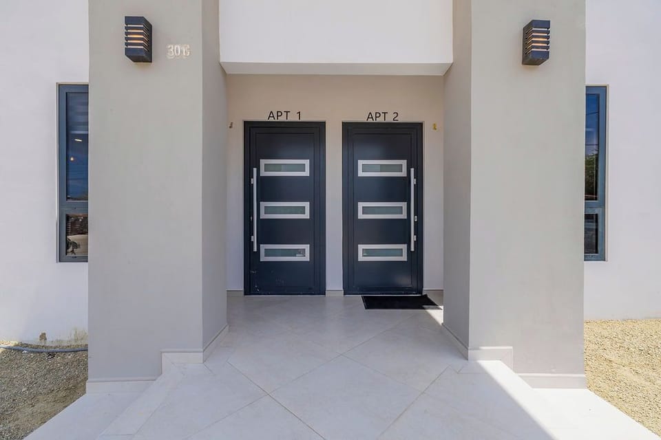 Welcome to your private Aruba retreat tucked along a charming Palm Beach street, where comfort and island living come together effortlessly