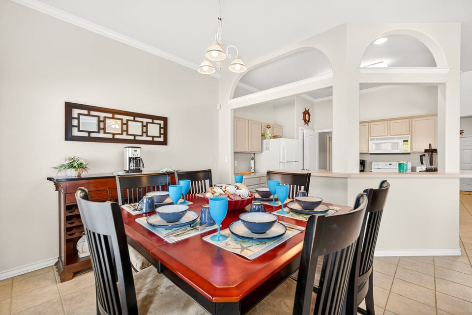 Dining table for six at Beaches Boats & Breeze