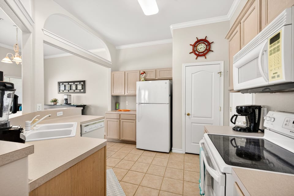 Beach Boats & Breeze features full size appliances