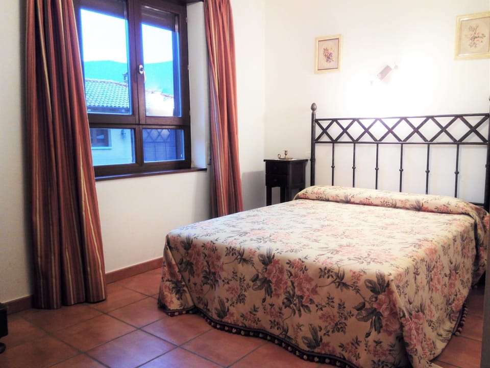 House, 2 Bedrooms | Desk, soundproofing, iron/ironing board, free cribs/infant beds