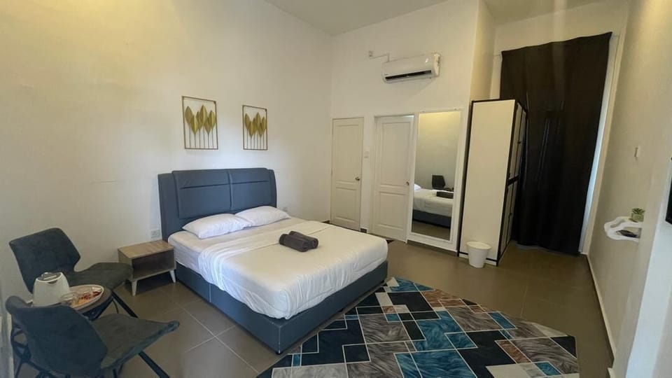 Deluxe Double Room | Iron/ironing board, bed sheets