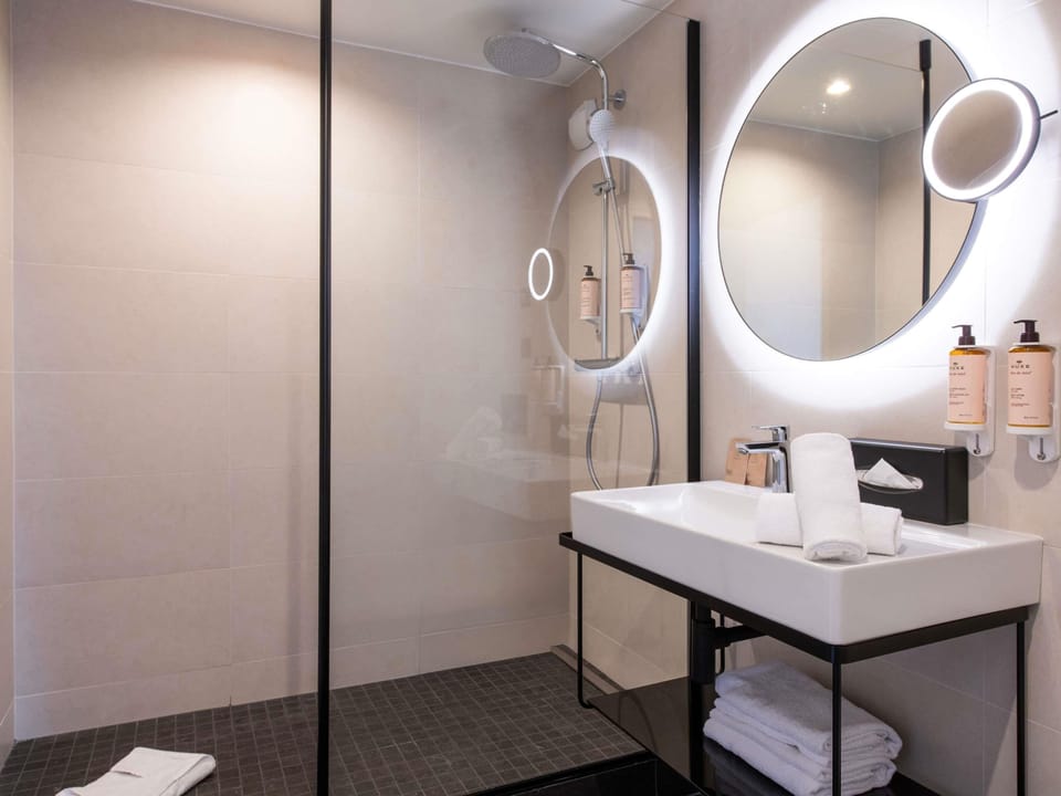 Combined shower/tub, eco-friendly toiletries, hair dryer, towels