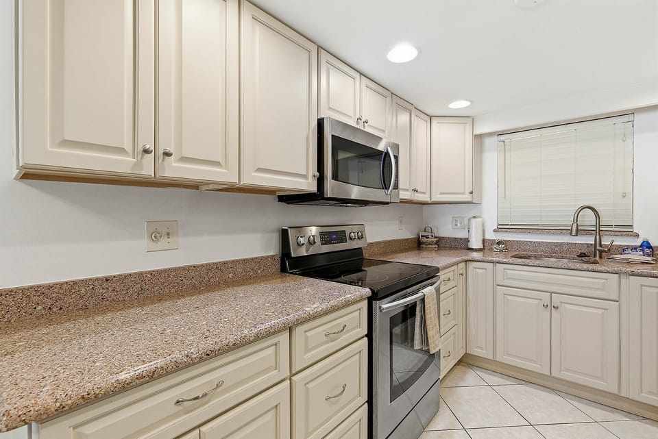 Condo, Multiple Beds (Oasis 21) | Private kitchen